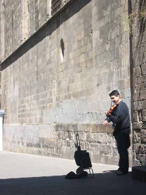 A violinist in the Gothic Quarter