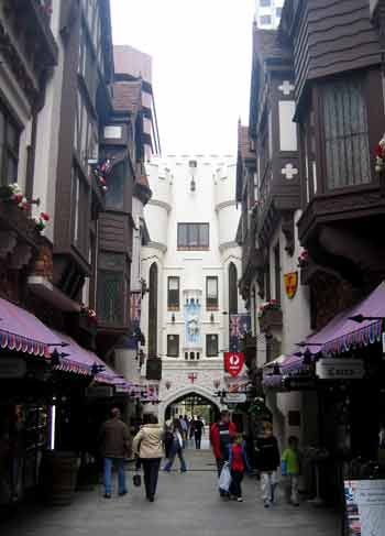 Thoroughfare in London Court