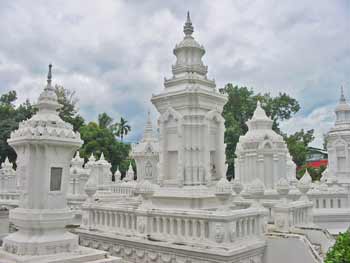 the graveyard at Wat Suan Dok