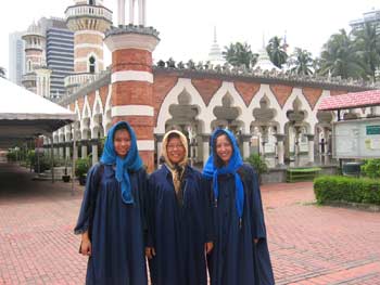 Siew Ling, Ching Yee and Manda pose in front of Masjid Jamek Mosque.