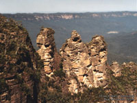 Three Sisters Rocks, Echo Point, Katoomba. This links to 800x600 wallpaper version of this picture.